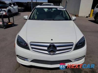 Piąte zdjęcie samochodu w środku: 2011 MERCEDES-BENZ C 300 VIN:WDDGF5EB7BA526617 - miniatura