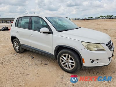 Czwarte zdjęcie samochodu z boku: 2011 VOLKSWAGEN TIGUAN S VIN:WVGBV7AX3BW510370 - miniatura