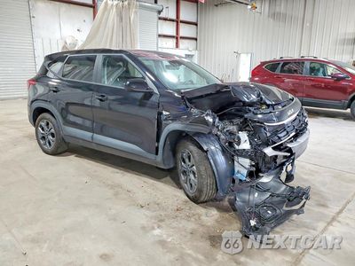 Czwarte zdjęcie samochodu z boku: 2025 KIA SELTOS LX VIN:KNDEPCAA8S7807323 - miniatura