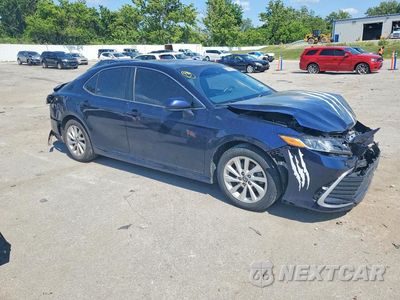 Czwarte zdjęcie samochodu z boku: 2022 TOYOTA CAMRY LE VIN:4T1C11AK6NU636319 - miniatura