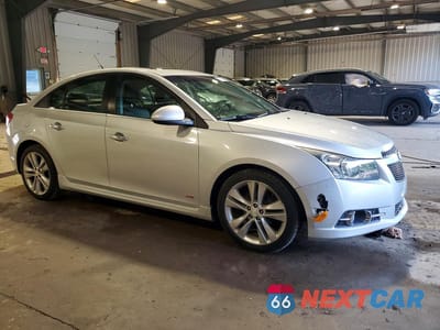 Czwarte zdjęcie samochodu z boku: 2014 CHEVROLET CRUZE LTZ VIN:1G1PG5SB2E7413812 - miniatura