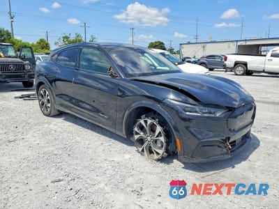 Czwarte zdjęcie samochodu z boku: 2023 FORD MUSTANG MACH-E PREMIUM VIN:3FMTK3SU3PMA85301 - miniatura