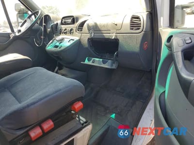 Zdjęcie 8 z 13 samochodu: 2005 DODGE SPRINTER 2500 DELIVERY VAN VIN:WD2PD744855745886 - miniatura