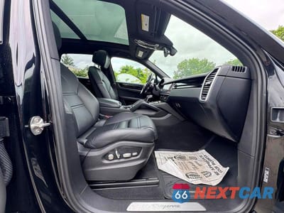 Piąte zdjęcie samochodu w środku: 2019 PORSCHE CAYENNE VIN:WP1AA2AY1KDA13707 - miniatura