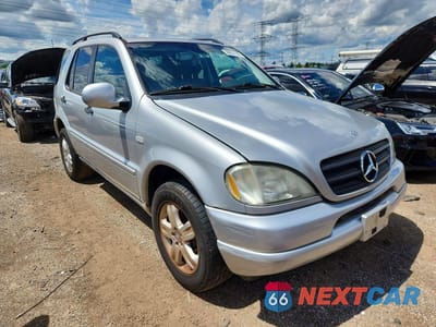 Czwarte zdjęcie samochodu z boku: 2001 MERCEDES-BENZ ML 430 VIN:4JGAB72E21A280348 - miniatura
