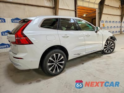 Trzecie zdjęcie samochodu z tyłu: 2023 VOLVO XC60 PLUS VIN:YV4L12DE9P1257784 - miniatura