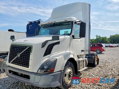 Drugie zdjęcie samochodu z przodu: 2018 VOLVO VNL SEMI TRUCK VIN:4V4N39TG3JN892568 - miniatura