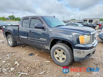 Czwarte zdjęcie samochodu z boku: 2010 GMC SIERRA K1500 SLE VIN:1GTSKVE33AZ194183 - miniatura