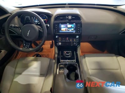 Zdjęcie 8 z 12 samochodu: 2017 JAGUAR XE VIN:SAJAR4BN6HA955502 - miniatura