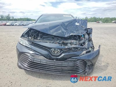 Piąte zdjęcie samochodu w środku: 2018 TOYOTA CAMRY LE VIN:4T1B11HK1JU091304 - miniatura