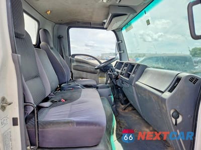 Zdjęcie 11 z 13 samochodu: 2014 ISUZU NPR HD BOX TRUCK VIN:JALC4W168E7004494 - miniatura