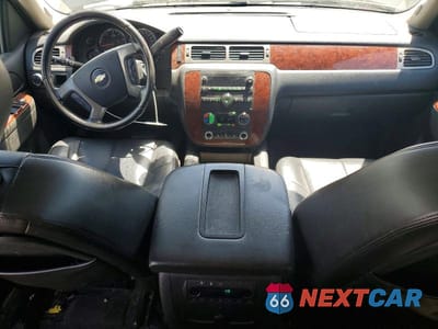 Zdjęcie 8 z 13 samochodu: 2011 CHEVROLET SUBURBAN C1500 LT VIN:1GNSCJE05BR359736 - miniatura