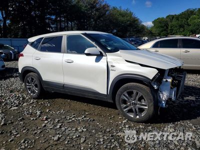 Czwarte zdjęcie samochodu z boku: 2023 KIA SELTOS LX VIN:KNDEPCAA6P7358957 - miniatura