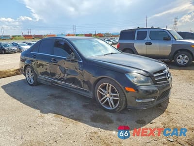 Czwarte zdjęcie samochodu z boku: 2014 MERCEDES-BENZ C 250 VIN:WDDGF4HB3EG236351 - miniatura
