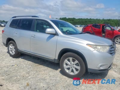 Czwarte zdjęcie samochodu z boku: 2013 TOYOTA HIGHLANDER PLUS VIN:5TDZK3EH5DS131820 - miniatura