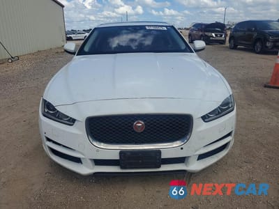 Piąte zdjęcie samochodu w środku: 2017 JAGUAR XE PRESTIGE VIN:SAJAE4BG0HA960627 - miniatura