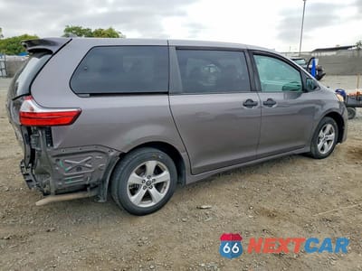 Trzecie zdjęcie samochodu z tyłu: 2019 TOYOTA SIENNA L 7-PASSENGER VIN:5TDZZ3DC0KS969879 - miniatura