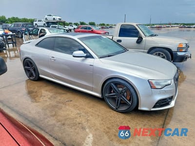 Czwarte zdjęcie samochodu z boku: 2013 AUDI RS5 VIN:WUAC6AFR0DA902481 - miniatura