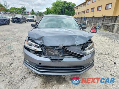 Piąte zdjęcie samochodu w środku: 2016 VOLKSWAGEN JETTA SPORT VIN:3VWD17AJ1GM300259 - miniatura
