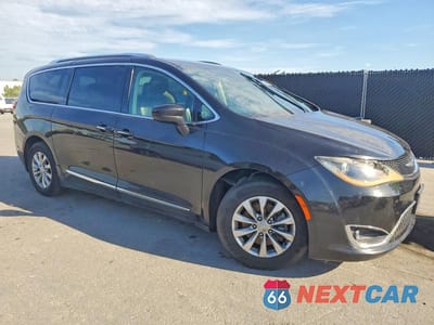 Czwarte zdjęcie samochodu z boku: 2019 CHRYSLER PACIFICA TOURING L VIN:2C4RC1BG7KR731614 - miniatura