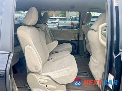 Zdjęcie 6 z 11 samochodu: 2018 TOYOTA SIENNA LE VIN:5TDKZ3DC7JS903233 - miniatura