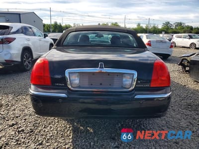 Zdjęcie 6 z 12 samochodu: 2004 LINCOLN TOWN CAR EXECUTIVE VIN:1LNHM81W14Y660527 - miniatura