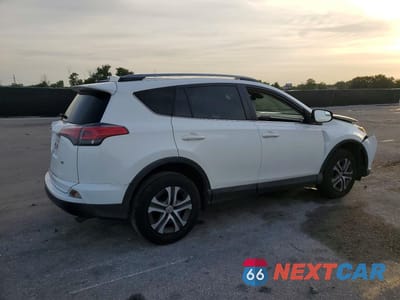 Trzecie zdjęcie samochodu z tyłu: 2018 TOYOTA RAV4 LE VIN:JTMZFREV8JD131444 - miniatura