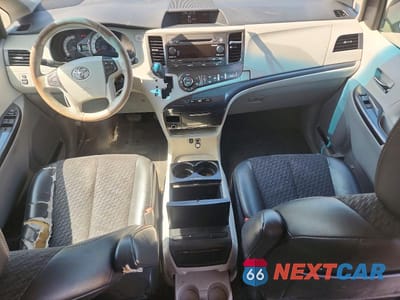 Zdjęcie 8 z 13 samochodu: 2011 TOYOTA SIENNA SPORT VIN:5TDXK3DC8BS147052 - miniatura