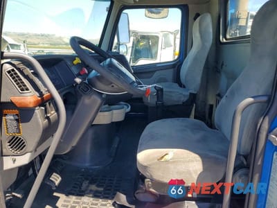 Piąte zdjęcie samochodu w środku: 2011 VOLVO VNL SEMI TRUCK VIN:4V4NC9DFXBN535654 - miniatura