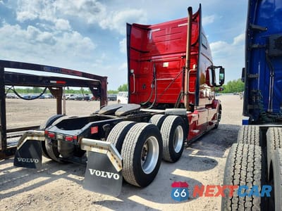 Czwarte zdjęcie samochodu z boku: 2018 VOLVO VNL SEMI TRUCK VIN:4V4NC9EH7JN887881 - miniatura