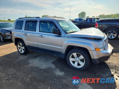 Czwarte zdjęcie samochodu z boku: 2015 JEEP PATRIOT LATITUDE VIN:1C4NJRFB6FD215724 - miniatura