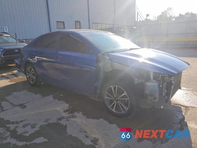 Czwarte zdjęcie samochodu z boku: 2024 KIA FORTE LXS VIN:3KPF24AD2RE725620 - miniatura