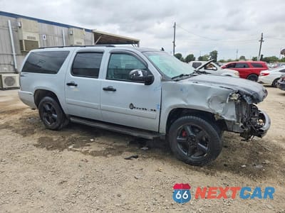 Czwarte zdjęcie samochodu z boku: 2013 CHEVROLET SUBURBAN K1500 LTZ VIN:1GNSKKE70DR261903 - miniatura