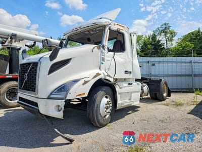 Drugie zdjęcie samochodu z przodu: 2023 VOLVO VNR SEMI TRUCK VIN:4V4W39EH8PN334654 - miniatura