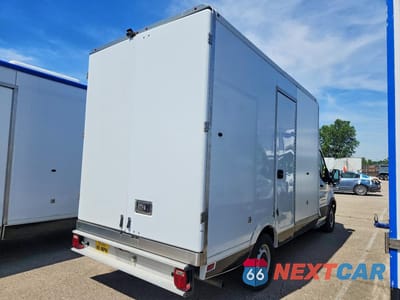 Trzecie zdjęcie samochodu z tyłu: 2020 FORD TRANSIT DELIVERY TRUCK VIN:1FDBW5Z81LKB52502 - miniatura