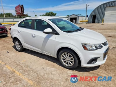 Czwarte zdjęcie samochodu z boku: 2017 CHEVROLET SONIC LT VIN:1G1JD5SHXH4116814 - miniatura