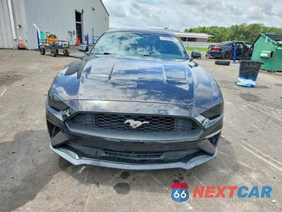 Piąte zdjęcie samochodu w środku: 2018 FORD MUSTANG VIN:1FA6P8TH9J5183253 - miniatura