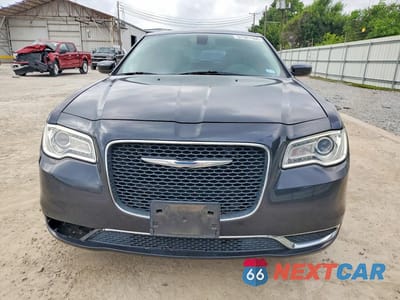 Piąte zdjęcie samochodu w środku: 2016 CHRYSLER 300 LIMITED VIN:2C3CCAAGXGH298590 - miniatura