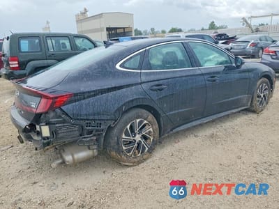 Trzecie zdjęcie samochodu z tyłu: 2023 HYUNDAI SONATA HYBRID BLUE VIN:KMHL24JJ3PA058027 - miniatura