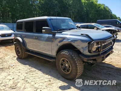 Czwarte zdjęcie samochodu z boku: 2023 FORD BRONCO BASE VIN:1FMEE5DP2PLC11393 - miniatura