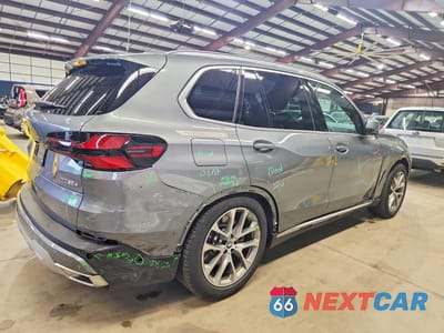 Trzecie zdjęcie samochodu z tyłu: 2026 BMW X5 XDRIVE50E VIN:5UX43EU01T9291753 - miniatura