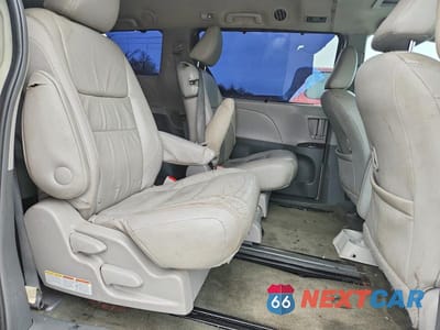 Zdjęcie 11 z 13 samochodu: 2016 TOYOTA SIENNA XLE 8-PASSENGER VIN:5TDYK3DC4GS702140 - miniatura