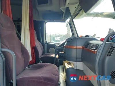 Piąte zdjęcie samochodu w środku: 2007 VOLVO VNM SEMI TRUCK VIN:4V4MC9GH57N460779 - miniatura