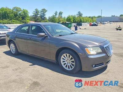 Czwarte zdjęcie samochodu z boku: 2013 CHRYSLER 300 VIN:2C3CCAAG8DH551241 - miniatura