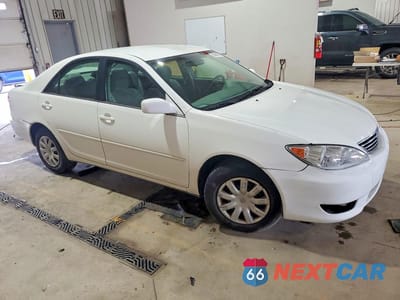 Czwarte zdjęcie samochodu z boku: 2005 TOYOTA CAMRY LE VIN:4T1BE30K65U610512 - miniatura