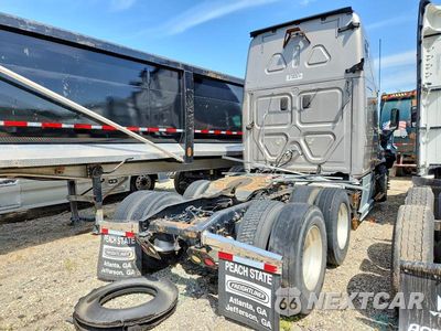 Czwarte zdjęcie samochodu z boku: 2013 FREIGHTLINER CASCADIA 125 VIN:3AKJGLDR9DSBV4057 - miniatura