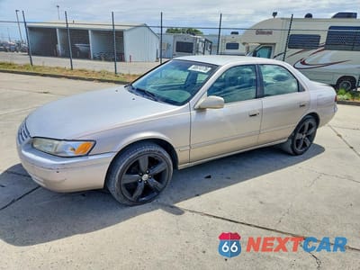 1997 TOYOTA CAMRY LE 4T1BG22K8VU750644 - główne zdjęcie licytacji z USA - miniatura