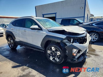 Czwarte zdjęcie samochodu z boku: 2025 HYUNDAI KONA SEL VIN:KM8HBCABXSU285876 - miniatura