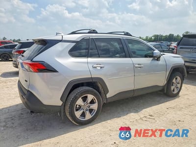 Trzecie zdjęcie samochodu z tyłu: 2025 TOYOTA RAV4 XLE VIN:2T3W1RFV6SW409519 - miniatura