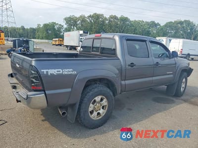 Trzecie zdjęcie samochodu z tyłu: 2015 TOYOTA TACOMA V6 VIN:3TMLU4EN6FM178661 - miniatura